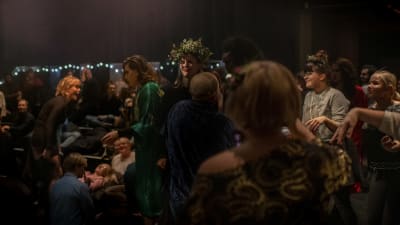 Människovimmel på scenkonstfestivalen Baltic Circles kvällsfest 2019. 