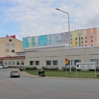 Katunäkymä Etelä-Karjalan keskussairaalan edestä, jossa takana näkyy värikäs K-sairaala. 