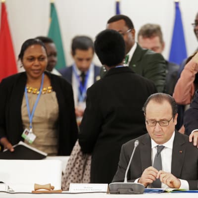 RAnskan presidentti Francois Hollande ja maan ulkoministeri Laurent Fabius Pariisin ilmastokokouksessa 1. joulukuuta.