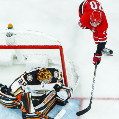Sebastian Aho försöker näta mot Ryan Miller.