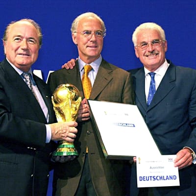 Sepp Blatter (t.v.) och Franz Beckenbauer (mitten) med VM-pokalen.