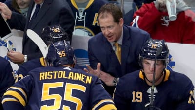 Tränaren Phil Housley pratar med Rasmus Ristolainen.