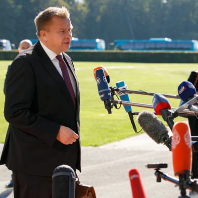Försvarsminister Antti Kaikkonen utfrågas av internationell media