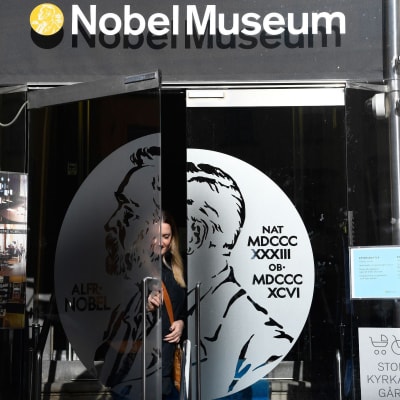 Nainen poistuu Nobel-museosta