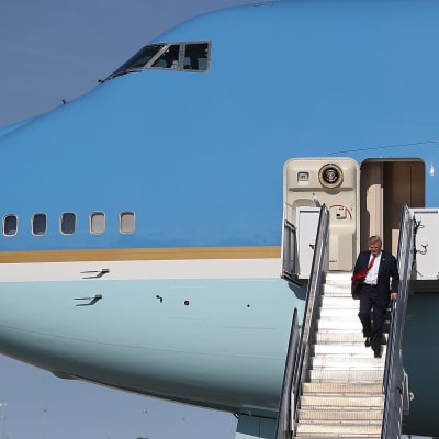 Donald Trump anländer till Florida med Air Force One