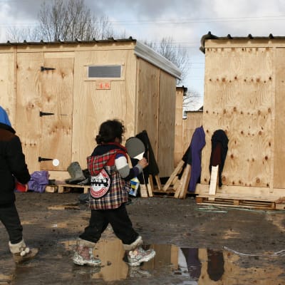 Barn i flyktingläger nära Calais i norra Frankrike