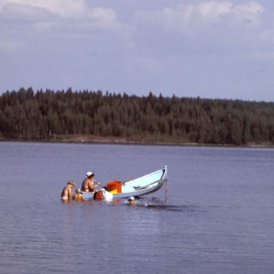 Soutuvene, josta käsin pestään käsipyykkiä keskellä järvenselkää, ja veneen perä on pyykin ja pyykinpesijän painosta painunut syvälle veteen, jolloin veneen kokka on noussut tavallista ylemmäs.