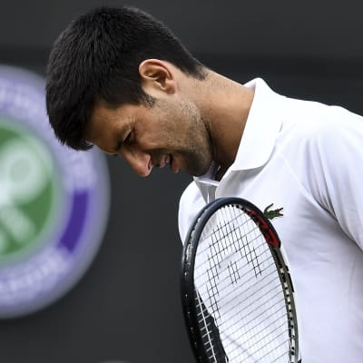 Novak Djokovic ser plågad ut i Wimbledon.