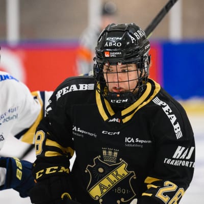 Saana Valkama pelaa jääkiekkoa Ruotsissa.