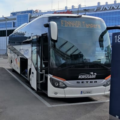 Finnairin lennon korvaavat bussit lähdössä Tampereelle ja Turkuun Helsinki-Vantaalta.
