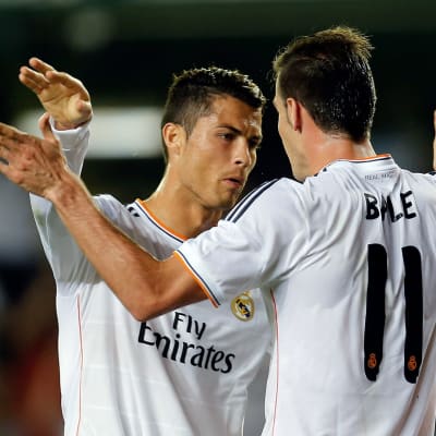 Cristiano Ronaldo och Gareth Bale firar walesarens första mål i vitt.