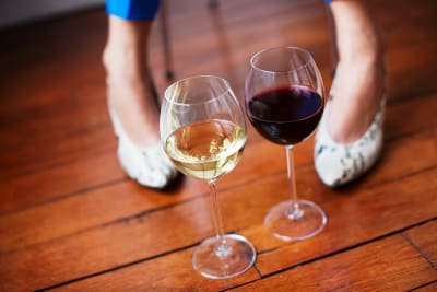 Laksi lasia viiniä laseissa lattialla.