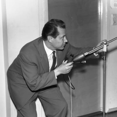 Martti Silvennoinen testaa juorumikrofonia (1960).