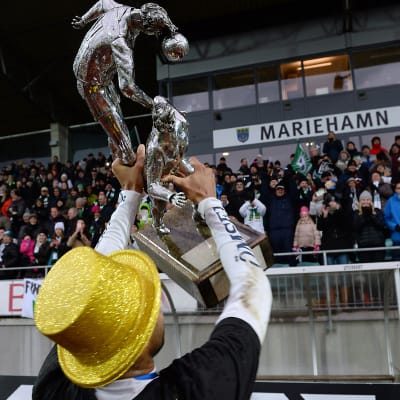 IFK Mariehamn-publiken firar mästerskap.