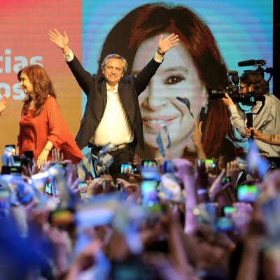 Alberto Fernández höll sitt tacktal i Buenos Aires. Också på plats - och dessutom på ett stort foto i bakgrunden - fanns hans vicepresident, expresidenten Cristina Fernandez de Kirchner.