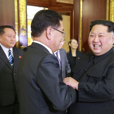Den sydkoreanska delegationens ledare Chung Eui-yong fick ett varmt välkomnande av Nordkoreas ledare Kim Jong-un i Pyongyang.