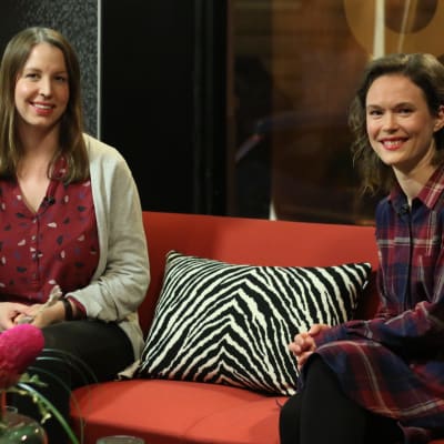 Linda Grönqvist och läkaren Frida Gyllenberg sitter i soffan i Efter Nios studio.
