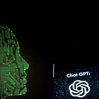 Illustration för articficiell intelligens med två datoriserade ansiktssilhuetter