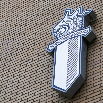 Poliisin logo Turun pääpoliisilaitoksen seinässä.