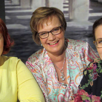 Miia Vehanti (vas.), toimittaja Hilla Blomberg ja Jutta Laino