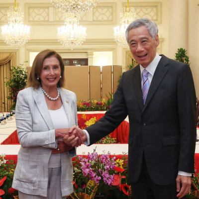 Nancy Pelosi skakar hand med Lee Hsien Loong. Båda ser glada ut.