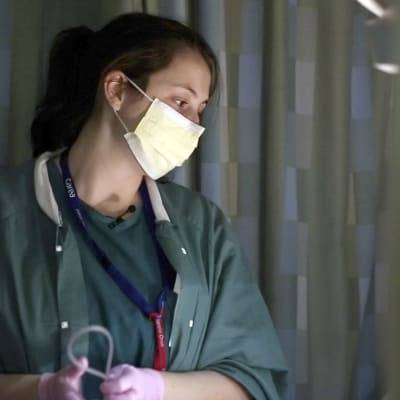 Espanjalaisella sairaanhoitajalla hengityssuoja kasvoilla