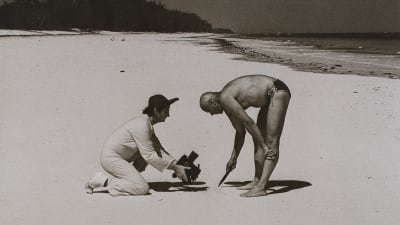Joseph Beuys tecknar i sanden