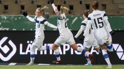 Linda Sällström upottaa pallon Portugalin verkkoon EM-karsintaottelussa helmikuussa 2021.