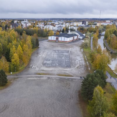 Tyhjä tontti Kokkolan urheilutalon ja uimahallin läheisyydessä. 