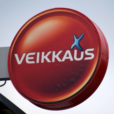En skylt med tipsbolaget Veikkaus logo.