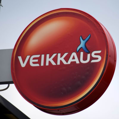 En skylt med tipsbolaget Veikkaus logo.