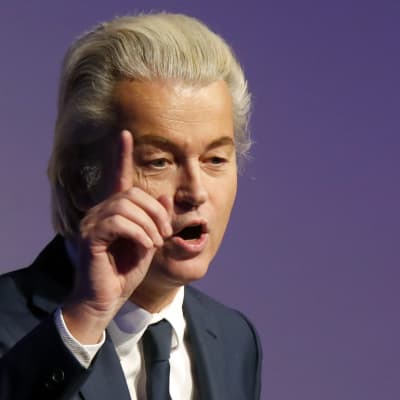 Geert Wilders talar och håller upp ett pekfinger i luften.