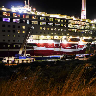 Karille ajanut Viking Grace -alus kuvattiin yöllä