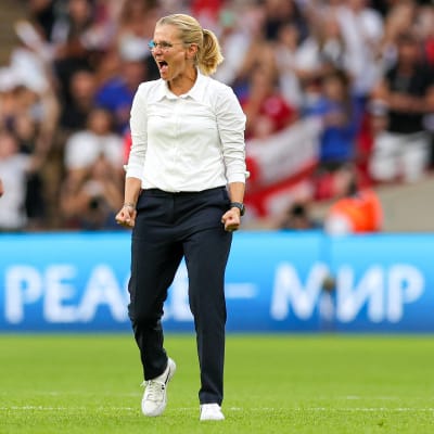 Sarina Wiegman jublar.