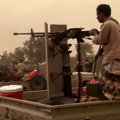 Jemenitiska regeringsstyrkor i eldstrid strax söder om flygplatsen i Hodeidah, Jemen, den 15.6.