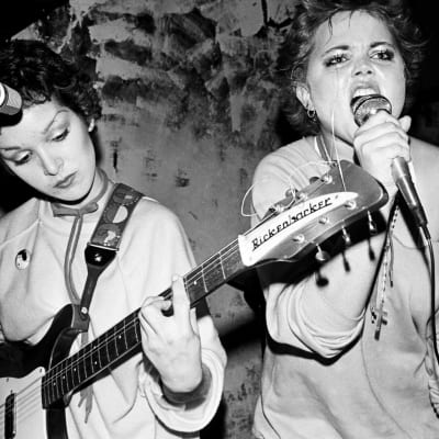 The Go-Go's -yhtyeen Belinda Carlisle ja Jane Wiedlin joskus 1980-luvun alussa lavalla. Arkistokuva samannimisestä dokumenttielokuvasta.
