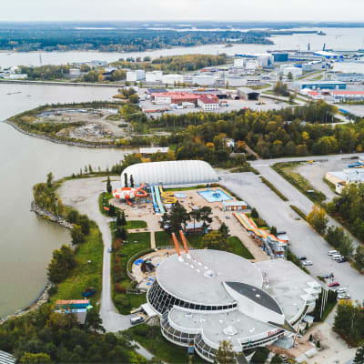 Vaasa Sportparks vision om hur Tropiclandiaområdet kommer att se ut med den nya övertryckshallen för padel, badminton och tennis.