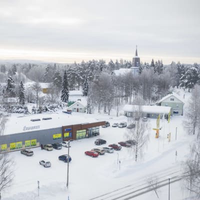 Ilmakuva Polvijärven keskustasta, S-market ja taustalla kirkko.