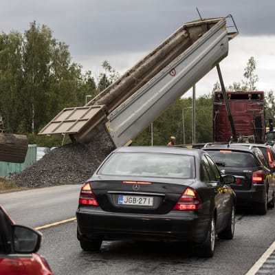 Autoja jonottamassa liikennevaloissa Perhonjoen siltatyömaalla. 