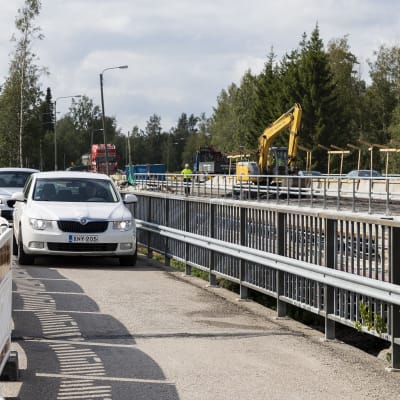 Autoja kevyenliikenteen väylällä Storån sillalla. 