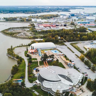 Vaasa Sportparks vision om hur Tropiclandiaområdet kommer att se ut med den nya övertryckshallen för padel, badminton och tennis.