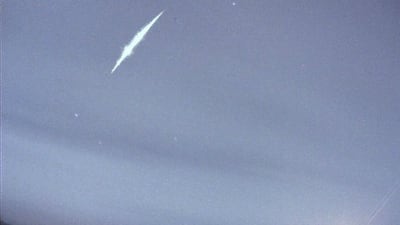 Klart lysande meteor som fångats på bild  av Astronomiska föreningen Ursas automatiska kamera.