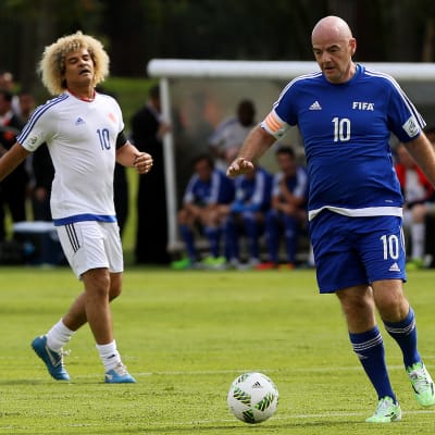 Carlos Valderrama bevakar Gianni Infantino under en uppvisningsmatch i Colombia.