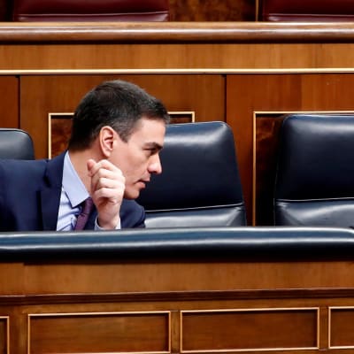Spaniens premiärminister Pedro Sanchez i det nästan tomma spanska parlamentet