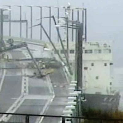 Ett fartyg har kolliderat med en bro i Japan