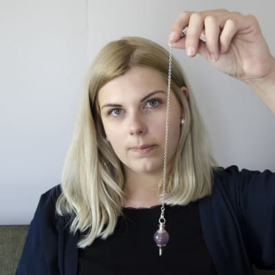 Hypnoterapeut Michelle Ferm håller i en pendel.