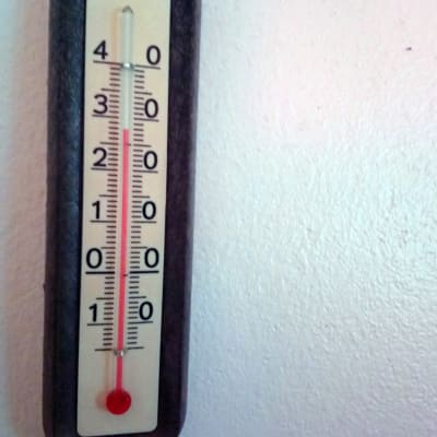 Lämpömittari seinällä näyttää 28 astetta.