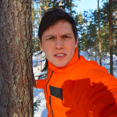 Johan Gullmets i skogen.