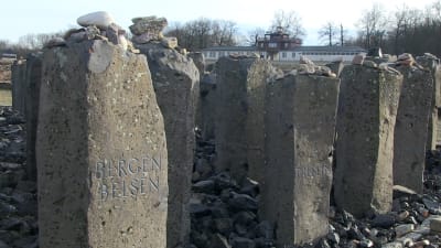 Stenar med namn på nazisternas koncentrations- och förintelseläger