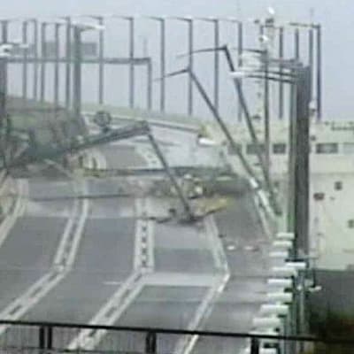 Ett fartyg har kolliderat med en bro i Japan